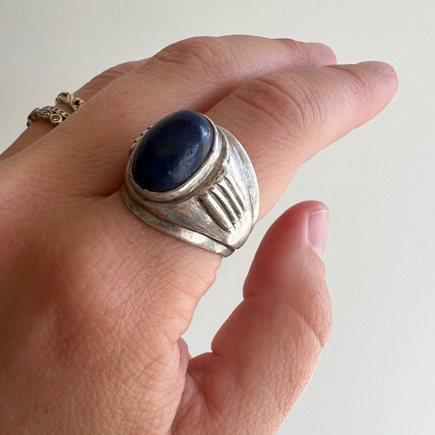 V I N T A G E // oval eye / sterling silver domed lapis lazuli ring / size 7-7.25