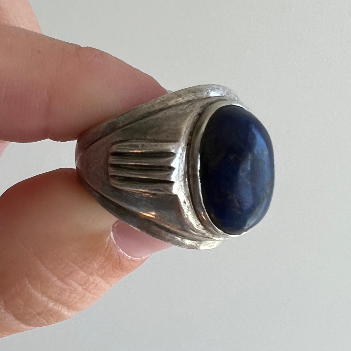 V I N T A G E // oval eye / sterling silver domed lapis lazuli ring / size 7-7.25