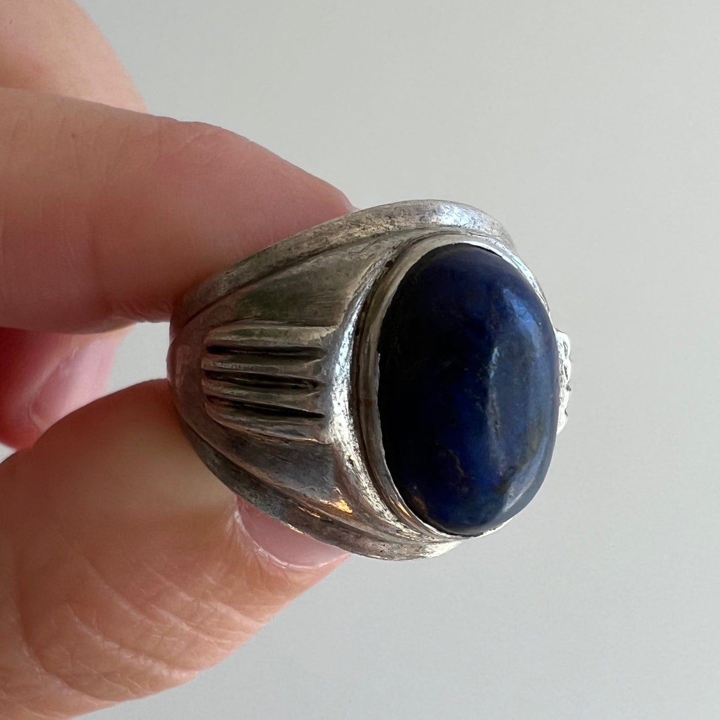 V I N T A G E // oval eye / sterling silver domed lapis lazuli ring / size 7-7.25