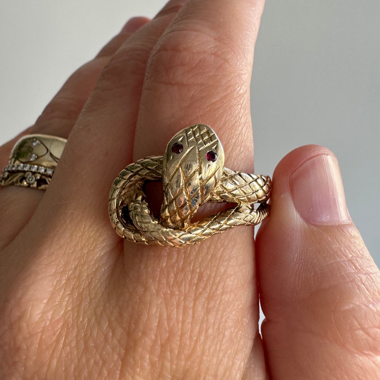 V I N T A G E // slithering knot / 10k yellow gold and garnet knotted snake band / size 10