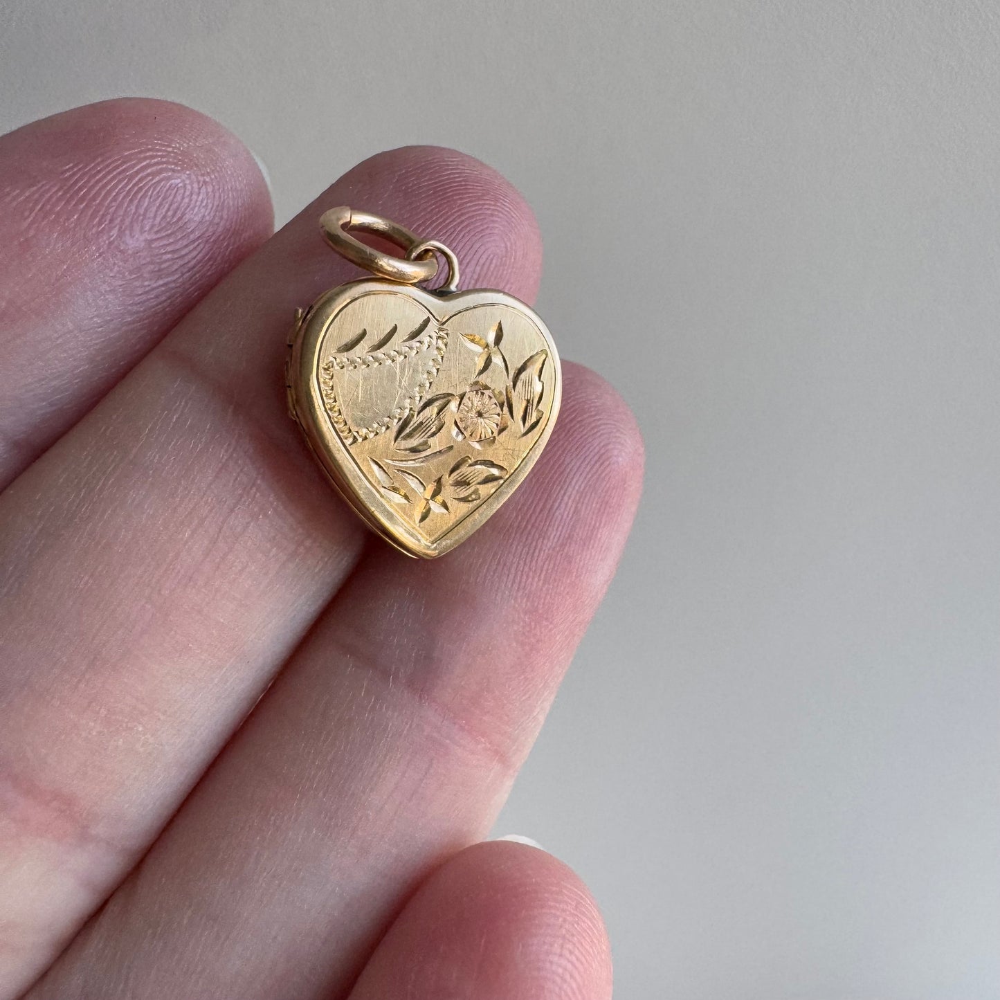 V I N T A G E // 1940s florals / 14k yellow gold heart locket with floral engraving / a pendant or charm