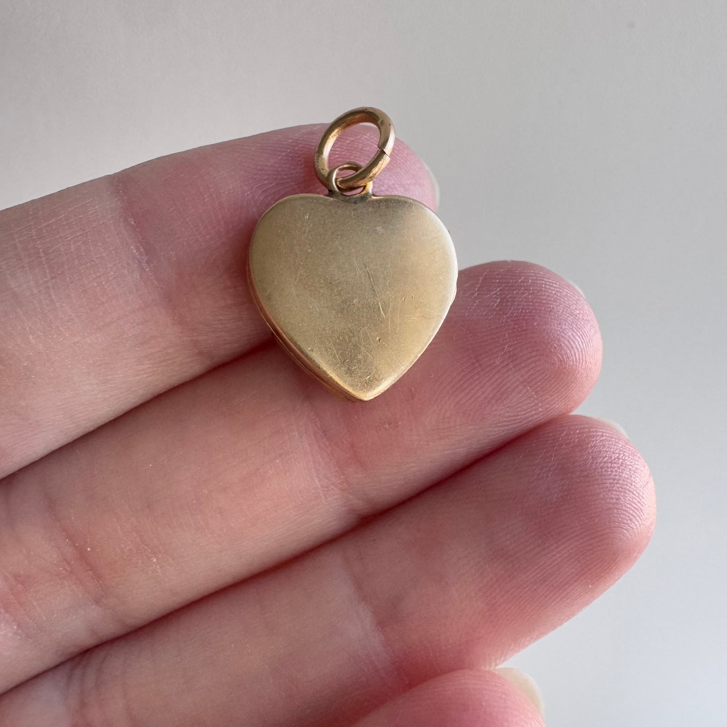 V I N T A G E // 1940s florals / 14k yellow gold heart locket with floral engraving / a pendant or charm