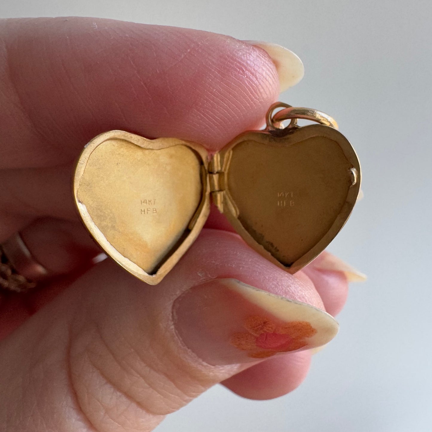 V I N T A G E // 1940s florals / 14k yellow gold heart locket with floral engraving / a pendant or charm