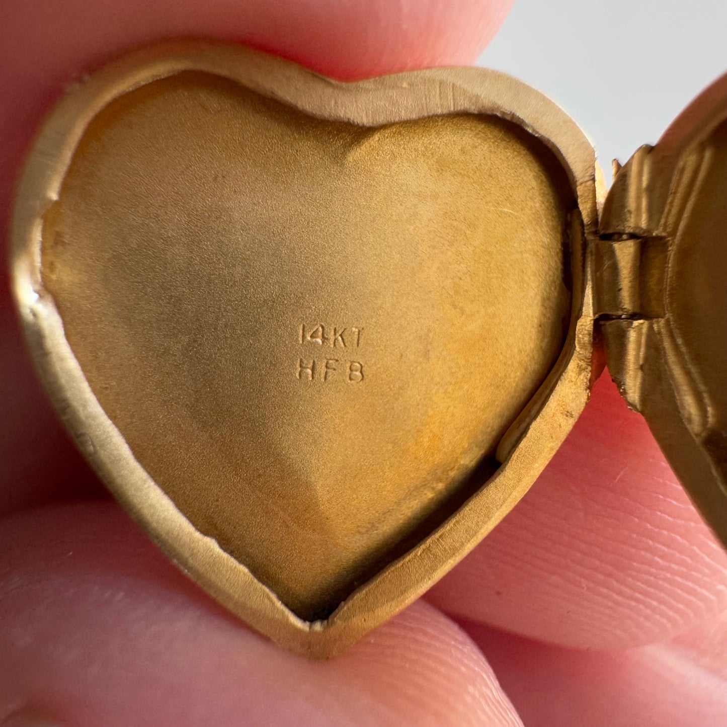 V I N T A G E // 1940s florals / 14k yellow gold heart locket with floral engraving / a pendant or charm