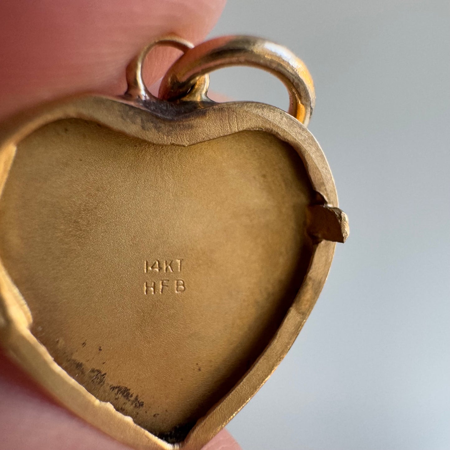 V I N T A G E // 1940s florals / 14k yellow gold heart locket with floral engraving / a pendant or charm