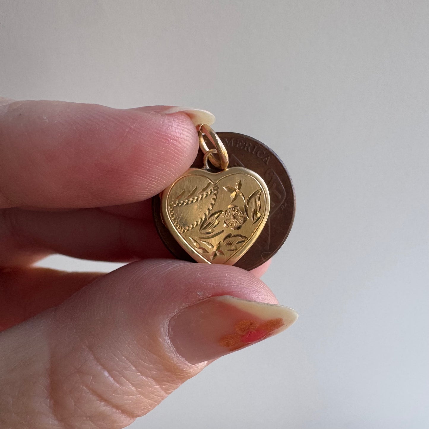 V I N T A G E // 1940s florals / 14k yellow gold heart locket with floral engraving / a pendant or charm