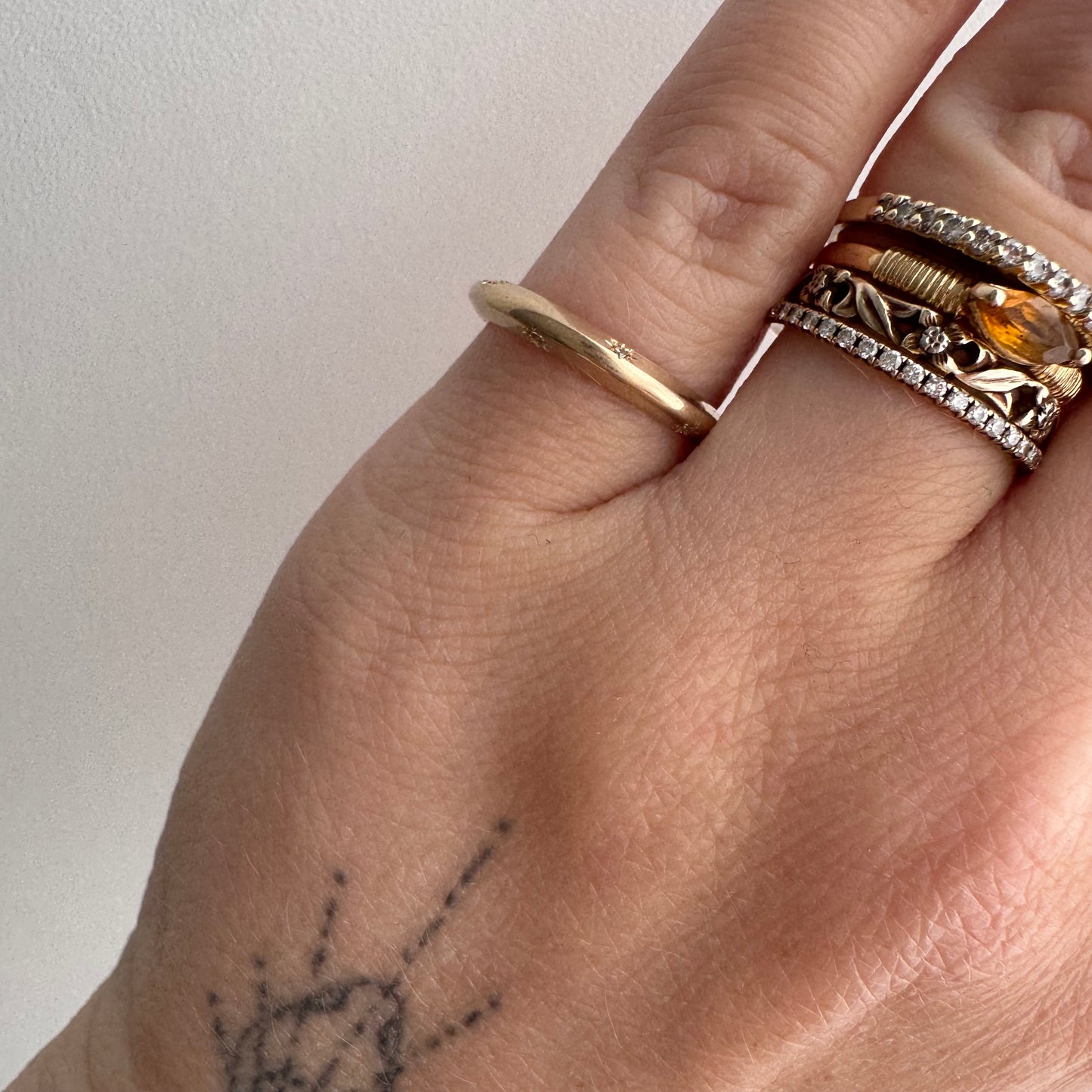 reimagined A N T I Q U E // 14k yellow gold knife edge JR Wood band with new starburst diamond / size 4.75