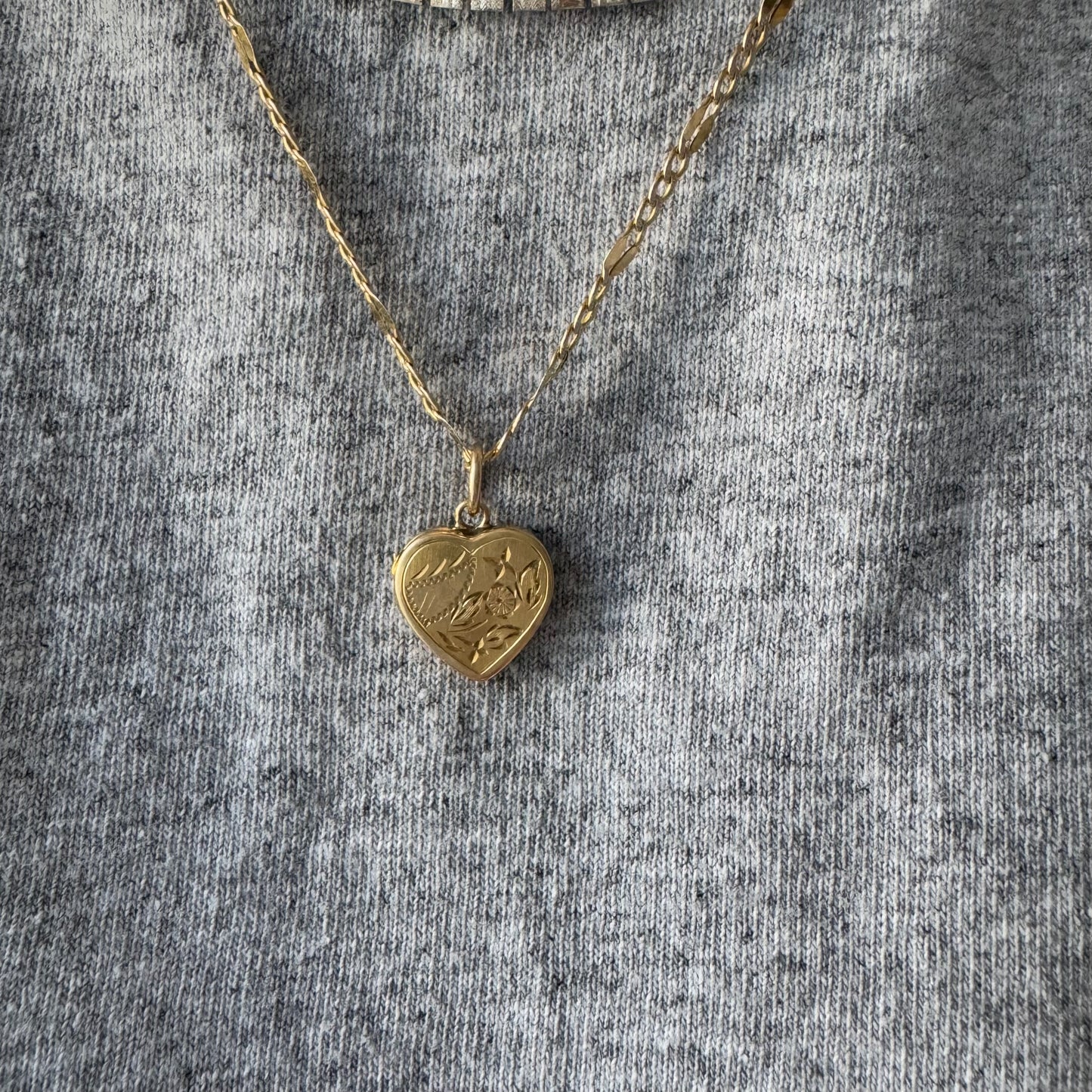 V I N T A G E // 1940s florals / 14k yellow gold heart locket with floral engraving / a pendant or charm