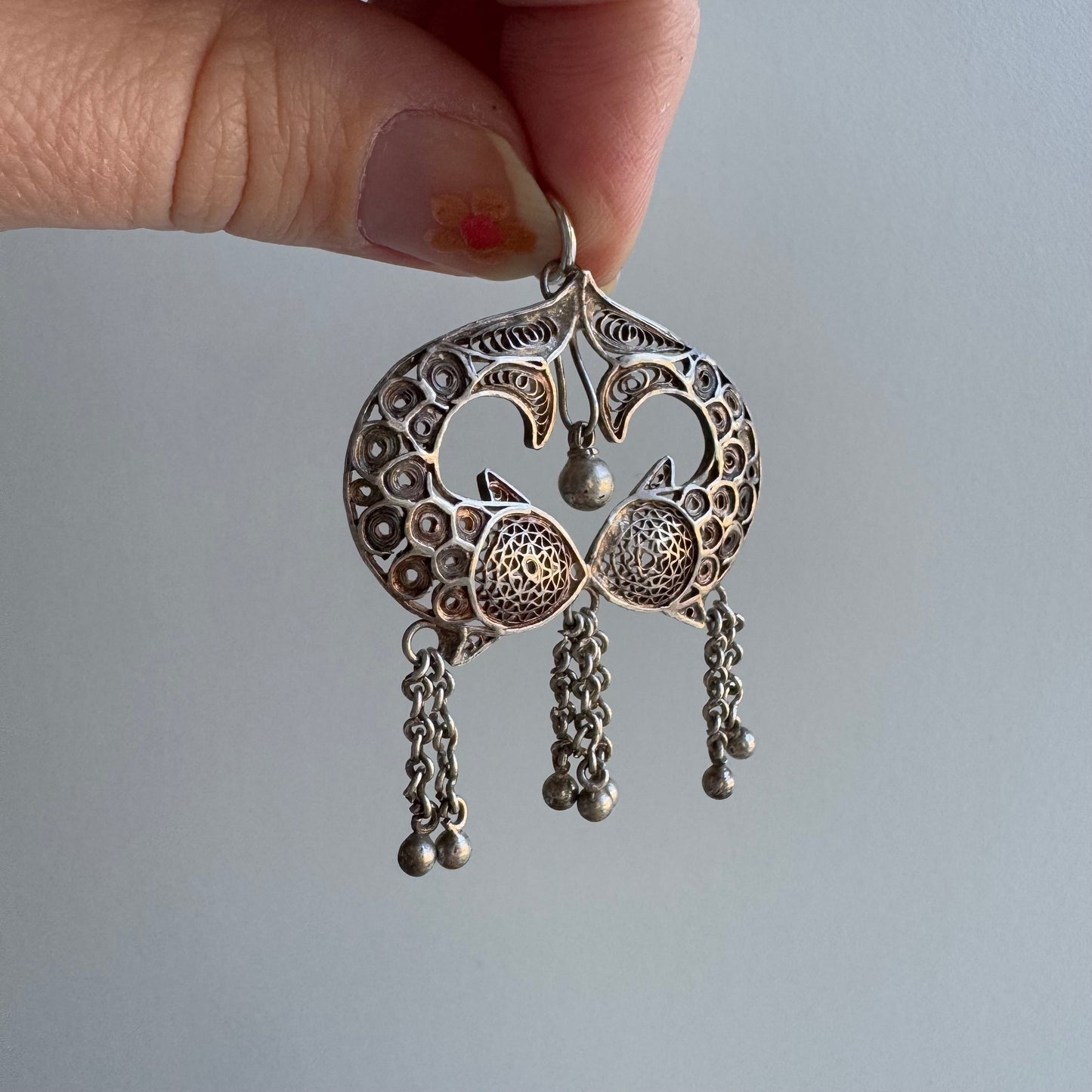 V I N T A G E // kissing fishes / sterling silver filigree Pisces zodiac / a pendant