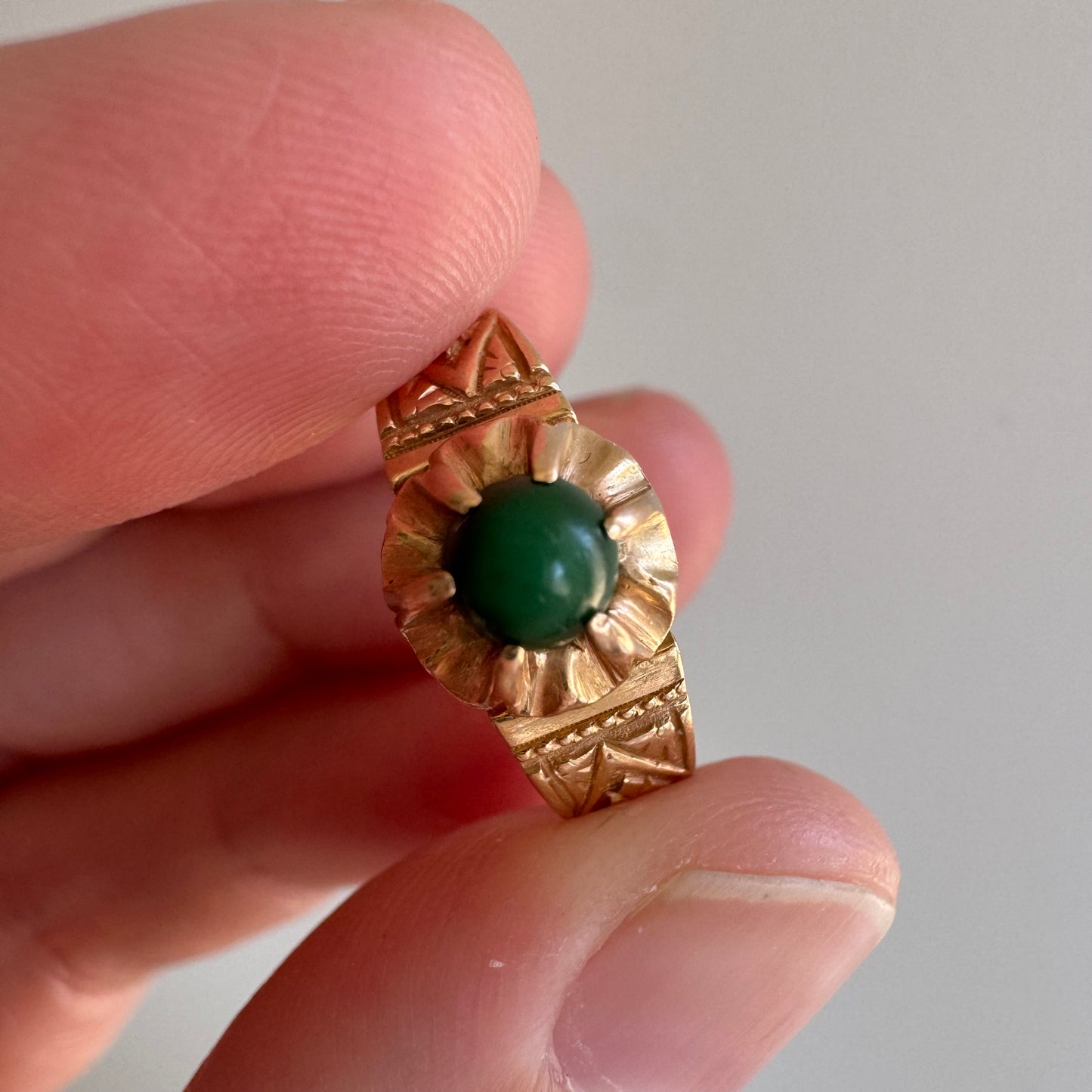 A N T I Q U E // 1882 bloom / 18k and green stone buttercup solitaire / size 5.25