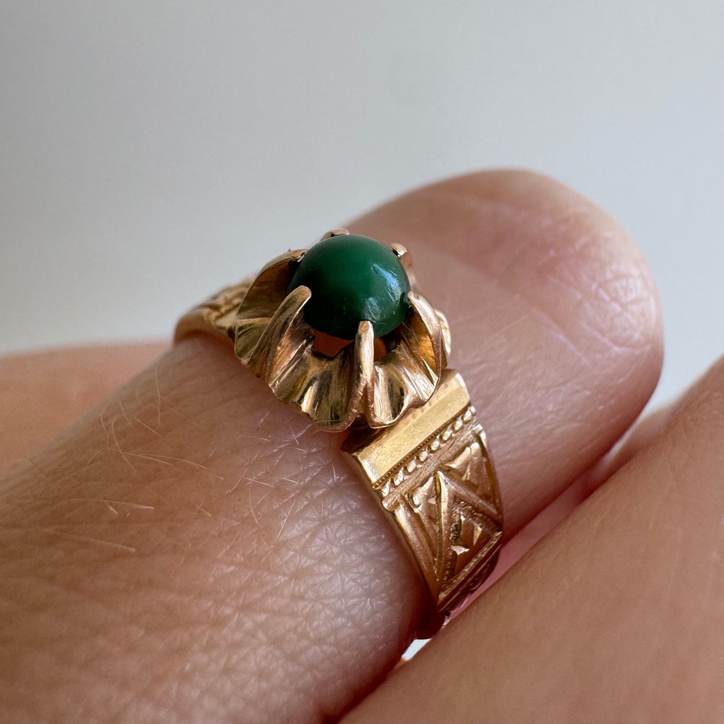 A N T I Q U E // 1882 bloom / 18k and green stone buttercup solitaire / size 5.25