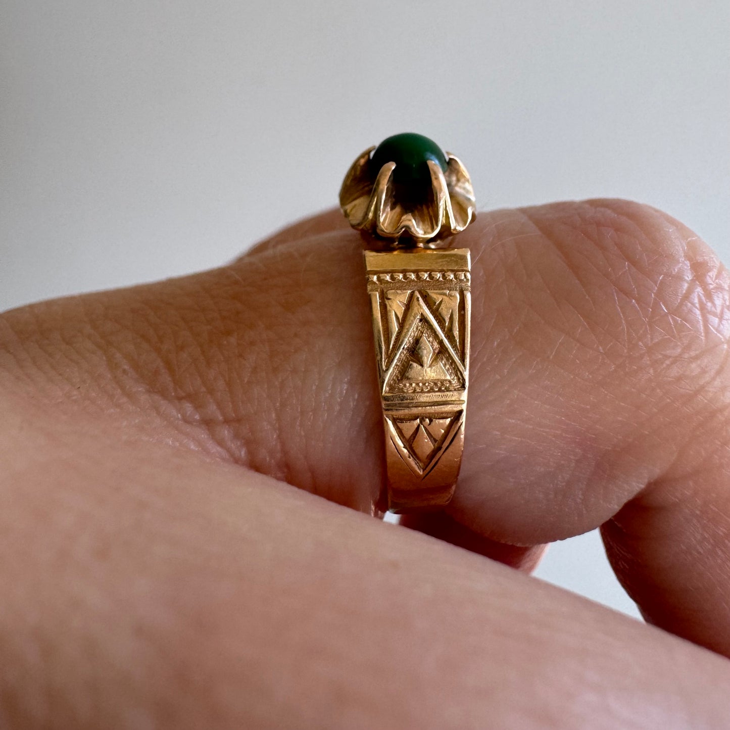 A N T I Q U E // 1882 bloom / 18k and green stone buttercup solitaire / size 5.25