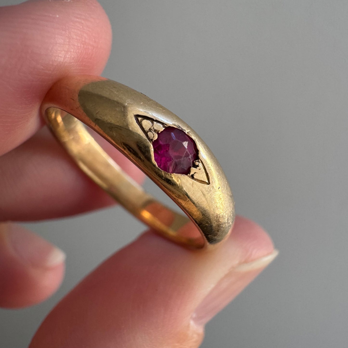 A N T I Q U E // Vedic eye / 18k and pink topaz eye-set solitaire domed tapered band / size 8.75