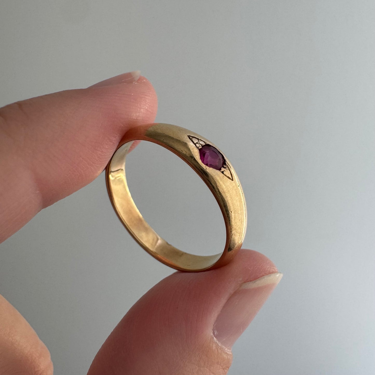 A N T I Q U E // Vedic eye / 18k and pink topaz eye-set solitaire domed tapered band / size 8.75