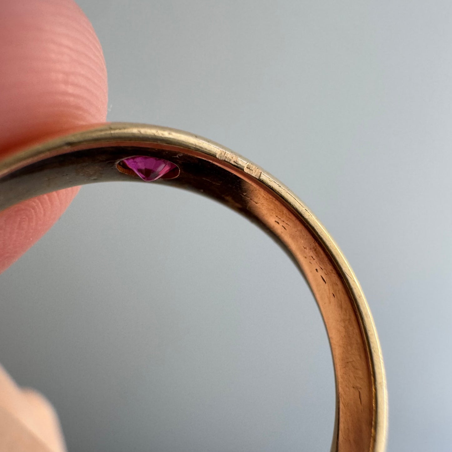 A N T I Q U E // Vedic eye / 18k and pink topaz eye-set solitaire domed tapered band / size 8.75