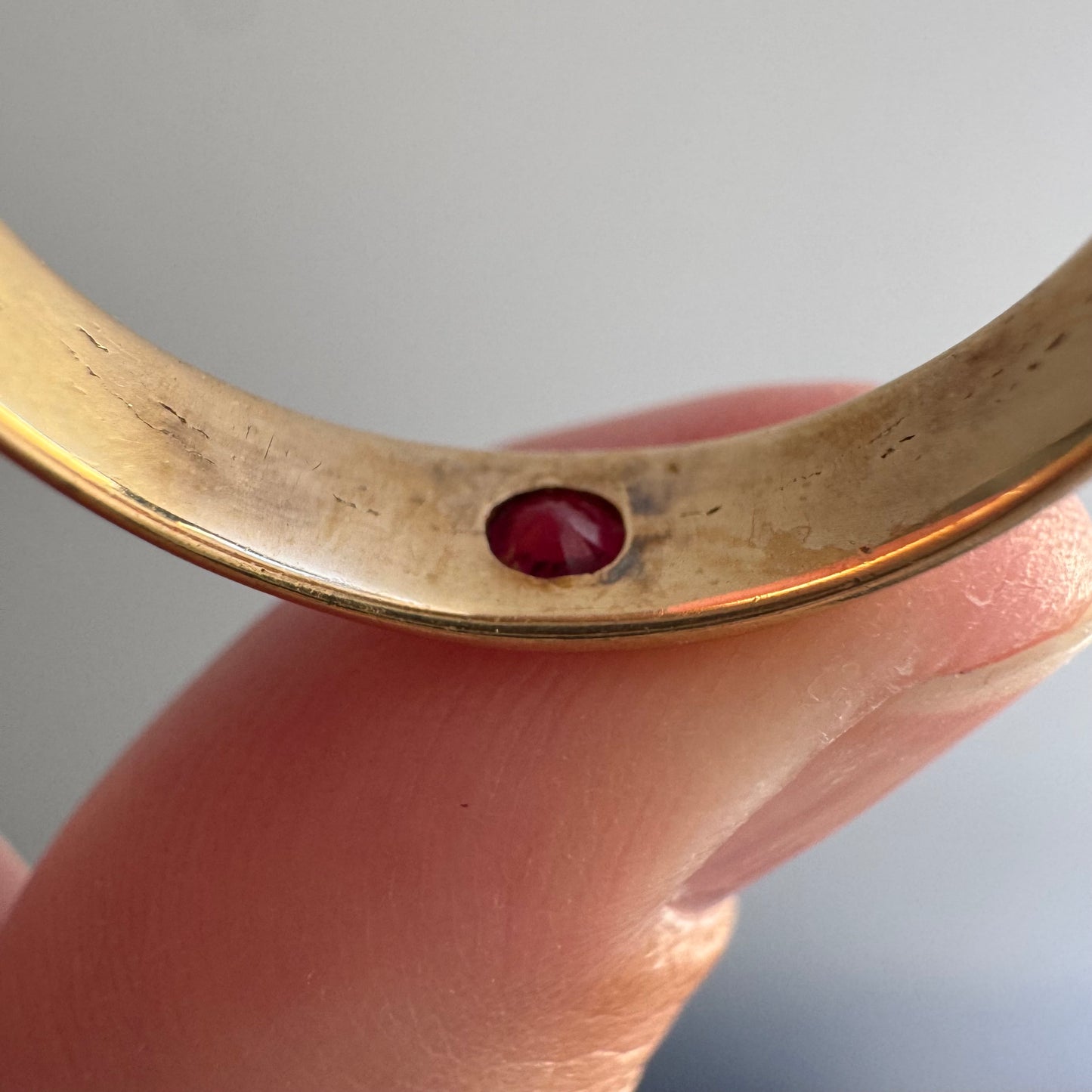 A N T I Q U E // Vedic eye / 18k and pink topaz eye-set solitaire domed tapered band / size 8.75