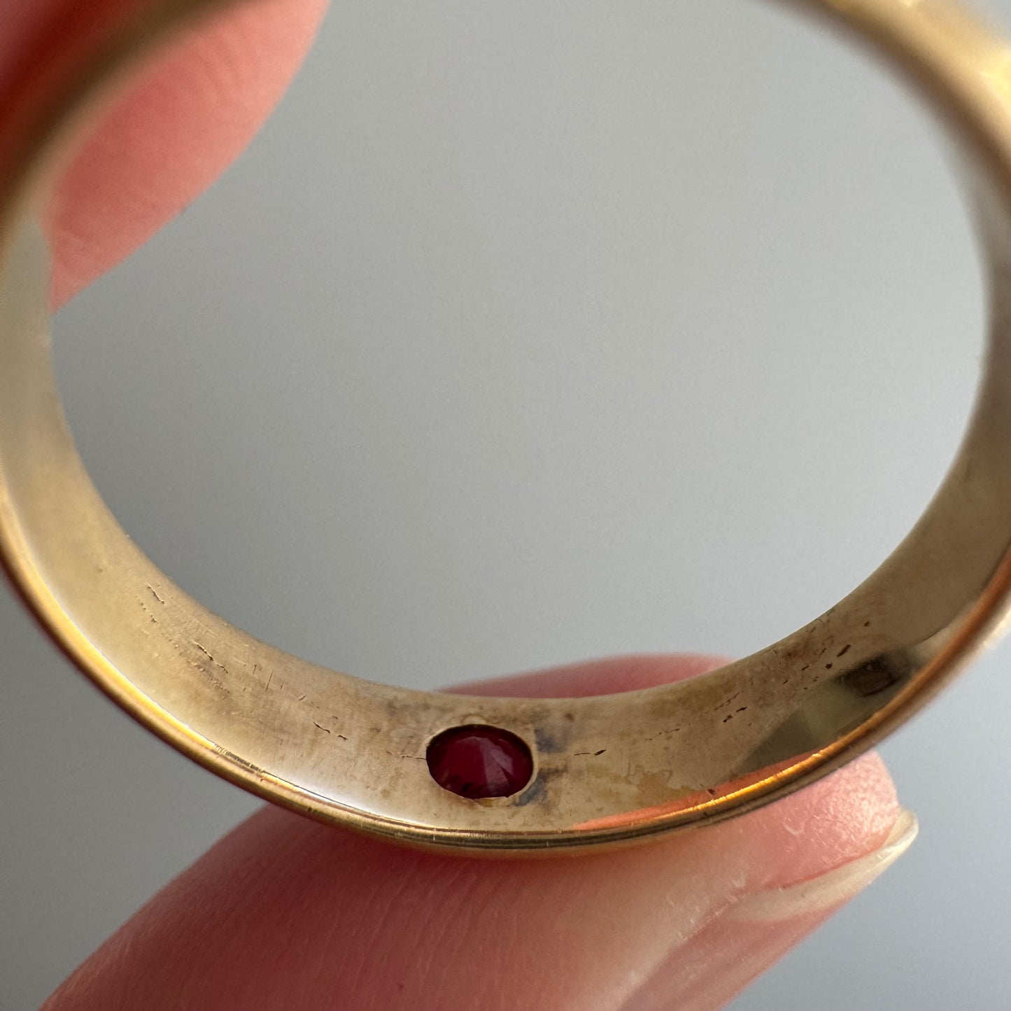A N T I Q U E // Vedic eye / 18k and pink topaz eye-set solitaire domed tapered band / size 8.75