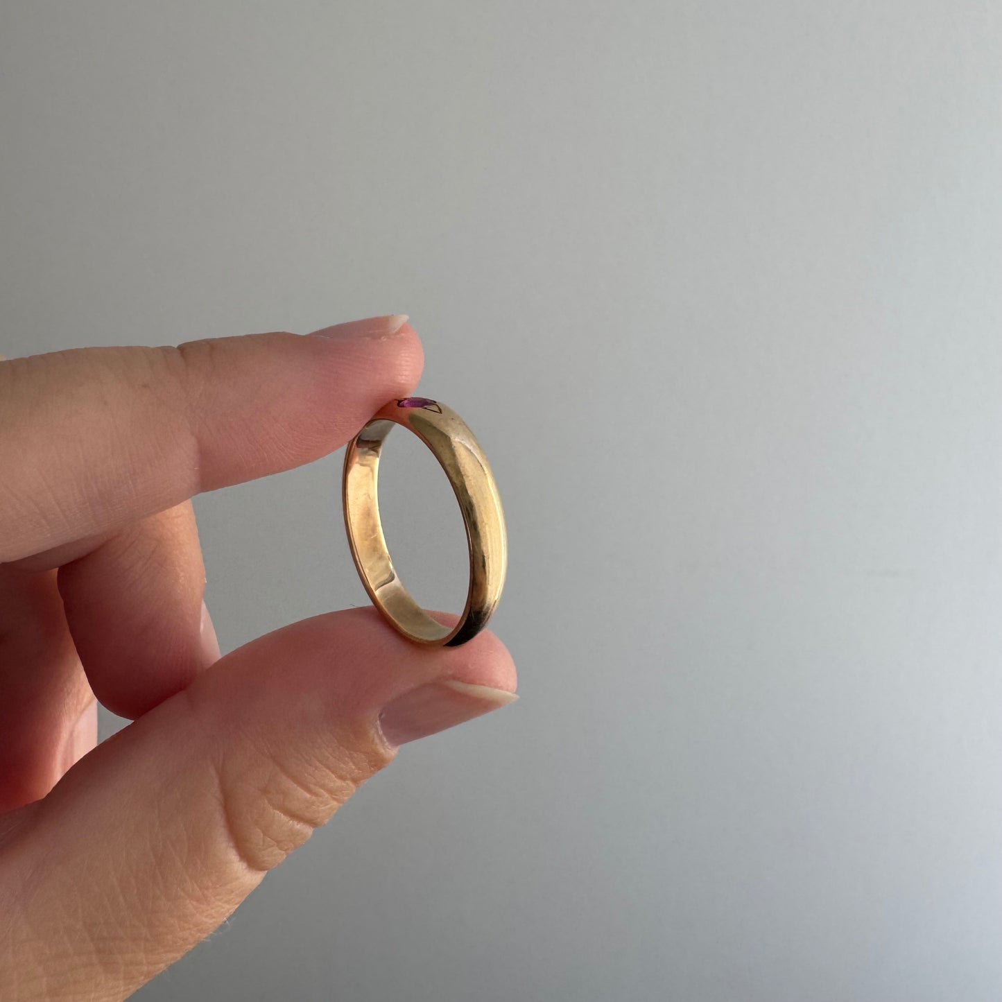 A N T I Q U E // Vedic eye / 18k and pink topaz eye-set solitaire domed tapered band / size 8.75