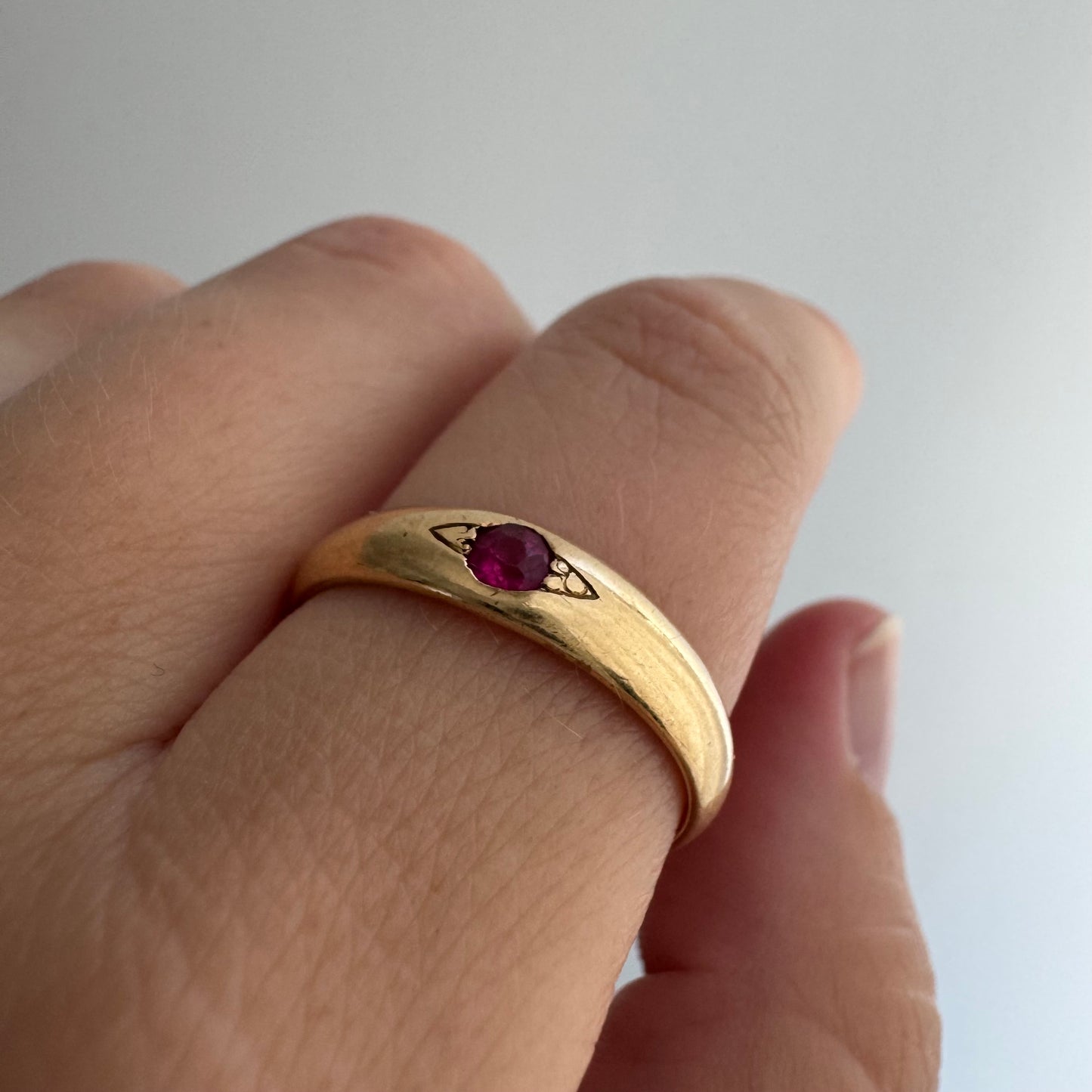 A N T I Q U E // Vedic eye / 18k and pink topaz eye-set solitaire domed tapered band / size 8.75