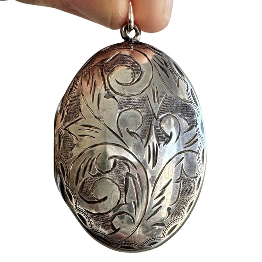 V I N T A G E // like an egg / sterling silver ornate engraved oval locket / a large pendant