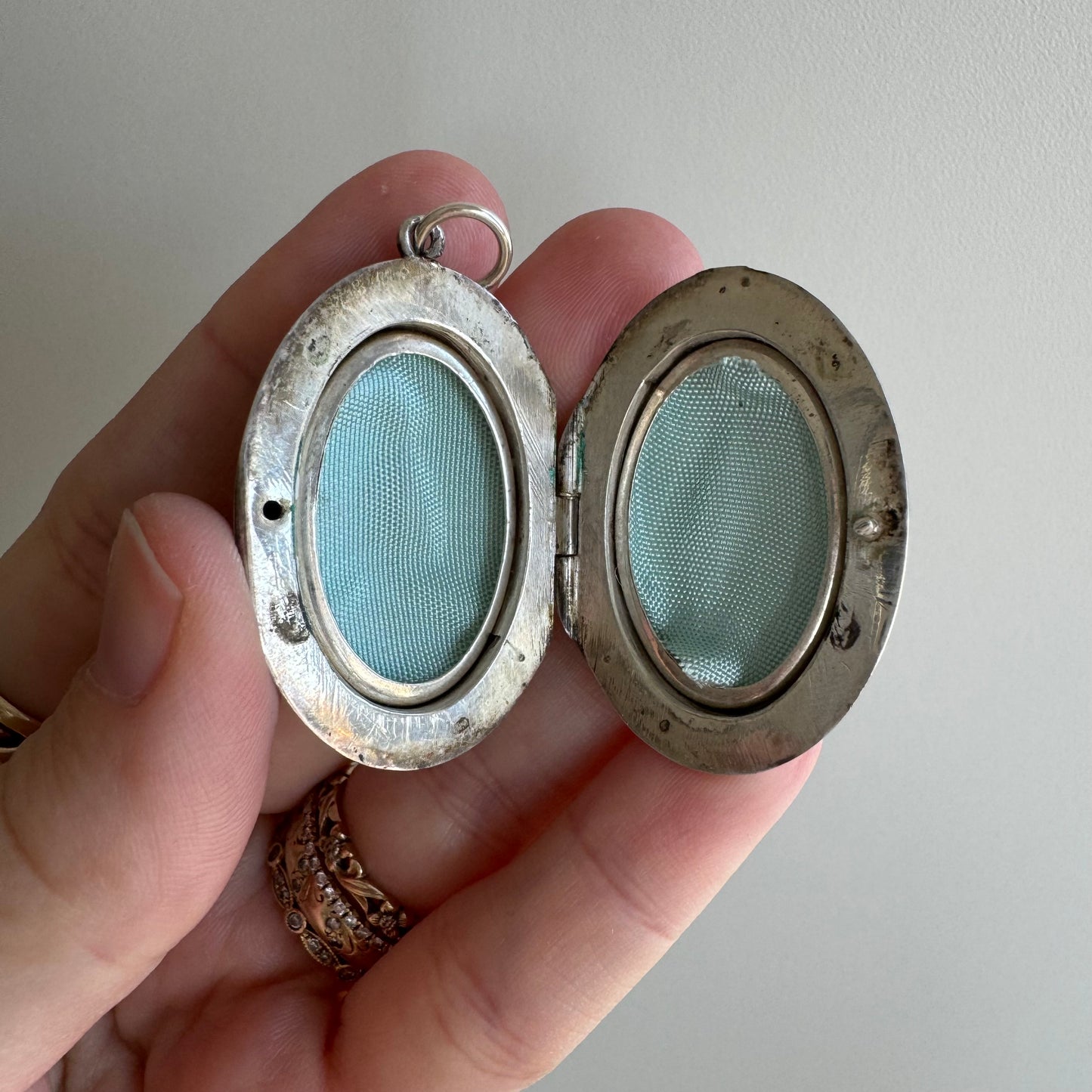 V I N T A G E // like an egg / sterling silver ornate engraved oval locket / a large pendant