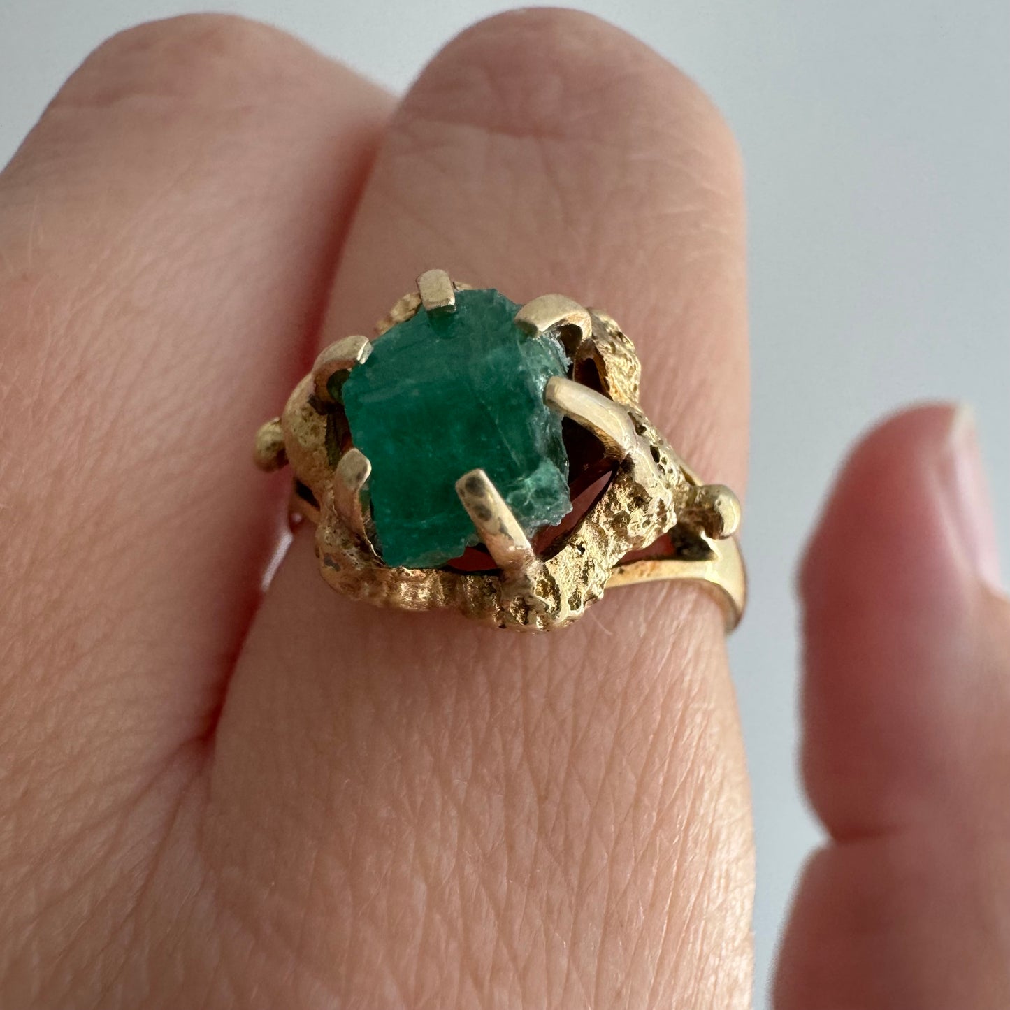 V I N T A G E // brutalist bloom / 14k and raw emerald floral solitaire ring / size 6