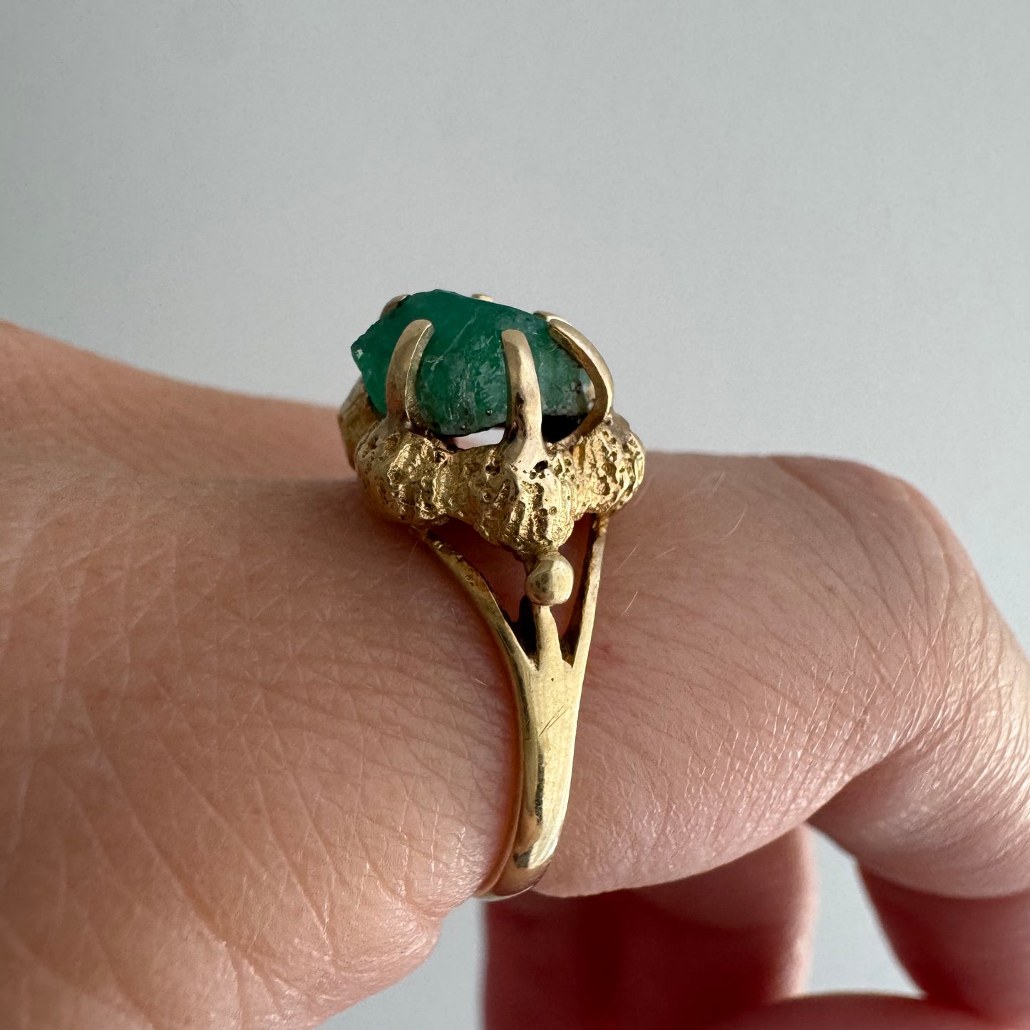 V I N T A G E // brutalist bloom / 14k and raw emerald floral solitaire ring / size 6