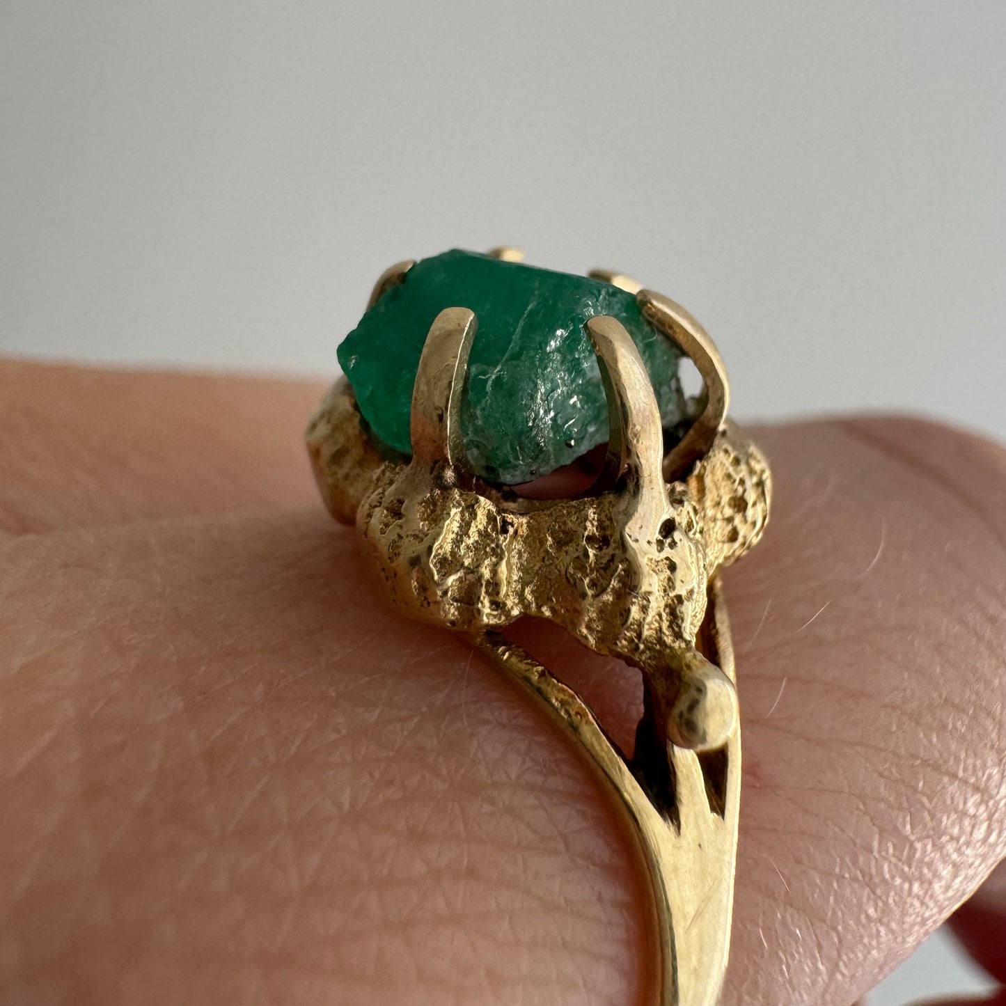 V I N T A G E // brutalist bloom / 14k and raw emerald floral solitaire ring / size 6