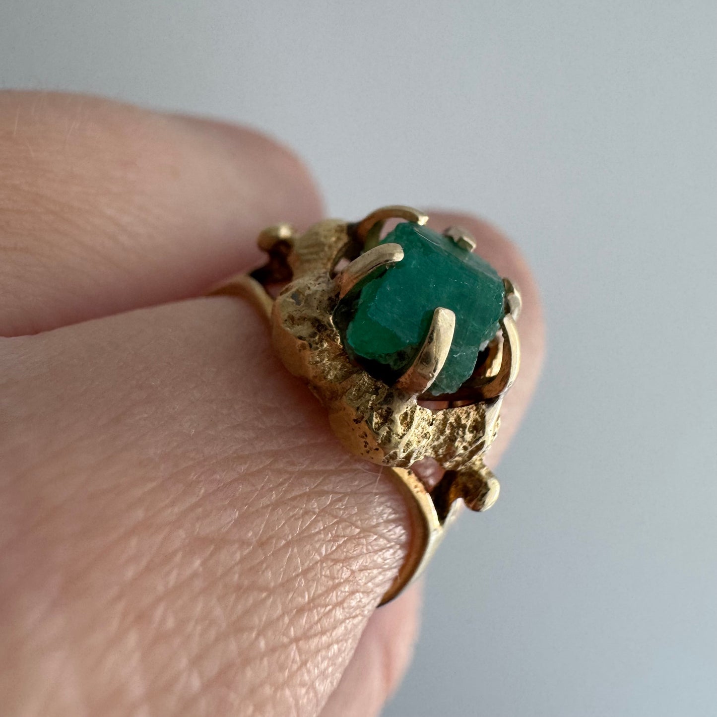 V I N T A G E // brutalist bloom / 14k and raw emerald floral solitaire ring / size 6