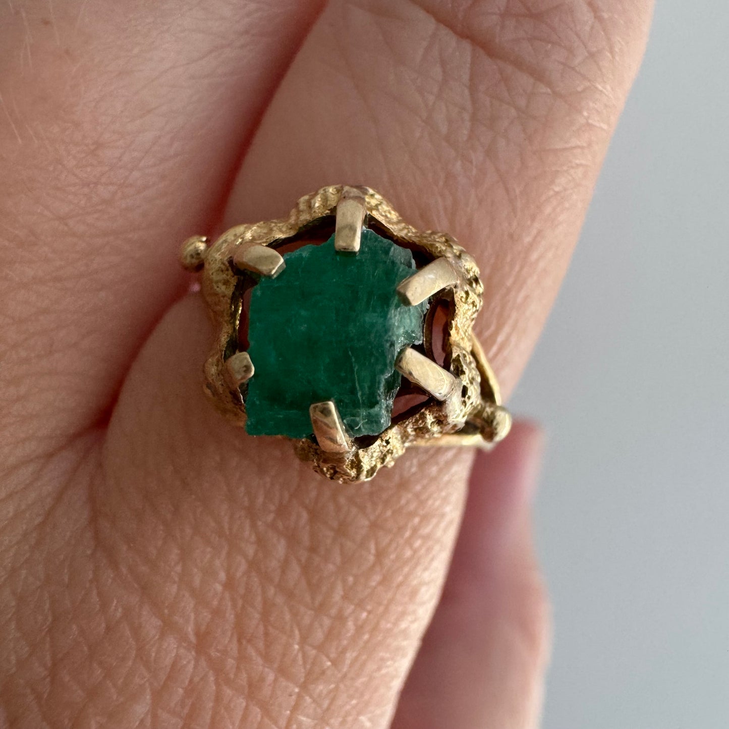 V I N T A G E // brutalist bloom / 14k and raw emerald floral solitaire ring / size 6
