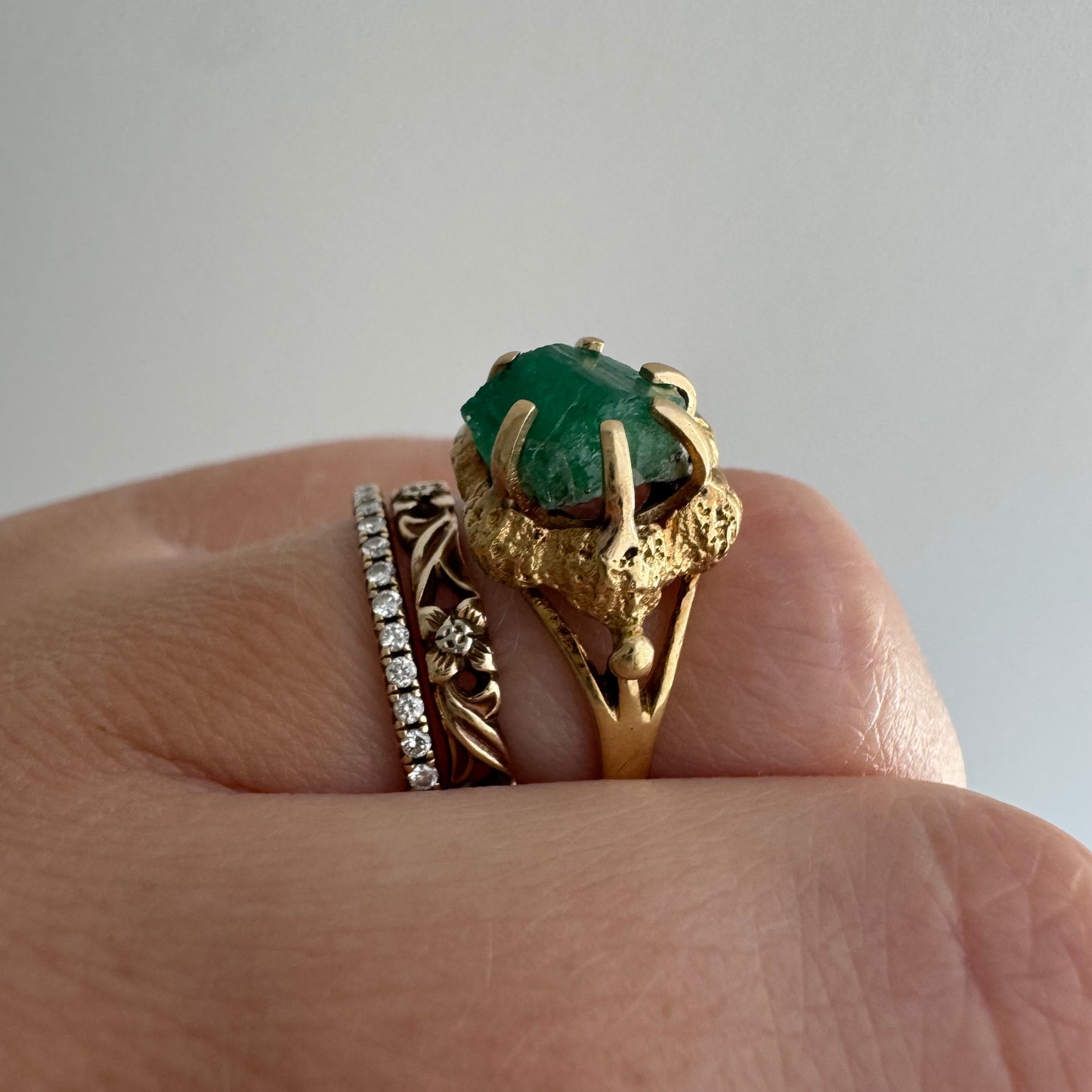 V I N T A G E // brutalist bloom / 14k and raw emerald floral solitaire ring / size 6