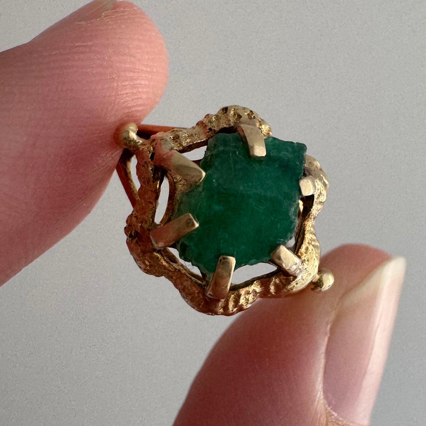 V I N T A G E // brutalist bloom / 14k and raw emerald floral solitaire ring / size 6