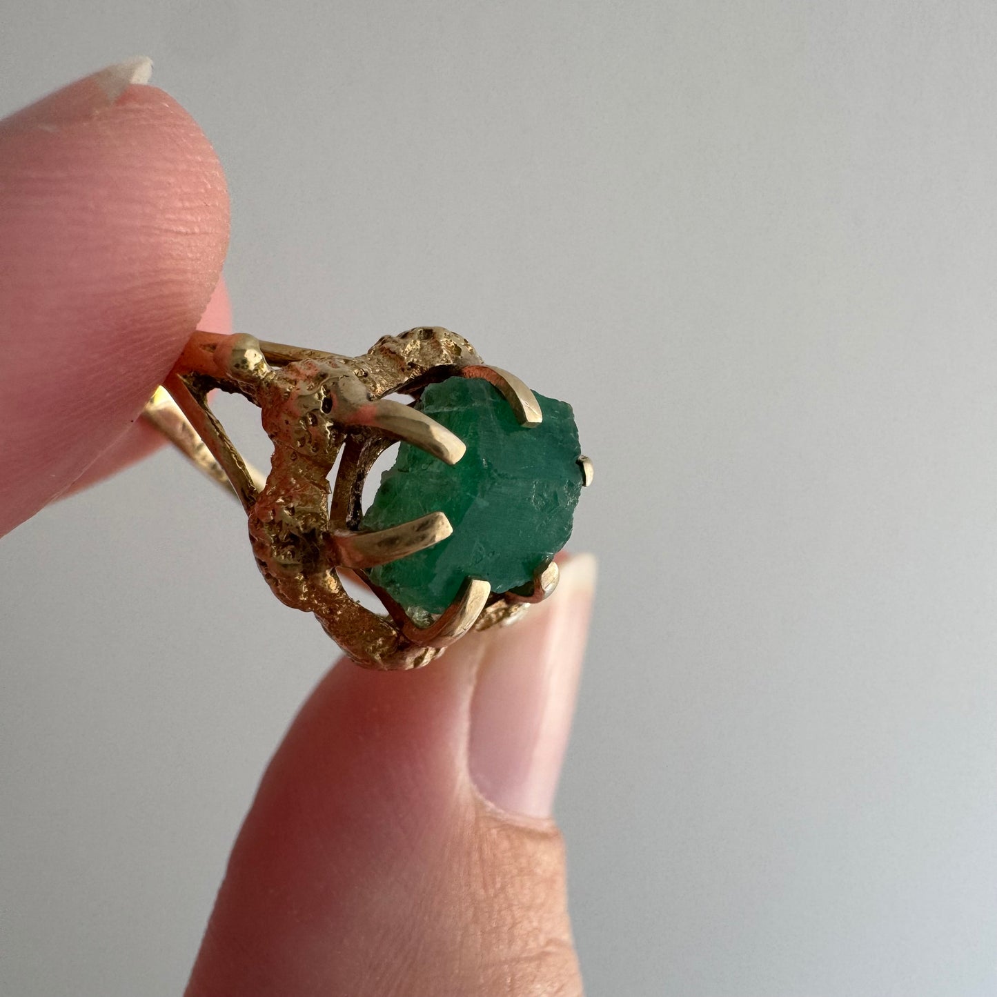 V I N T A G E // brutalist bloom / 14k and raw emerald floral solitaire ring / size 6