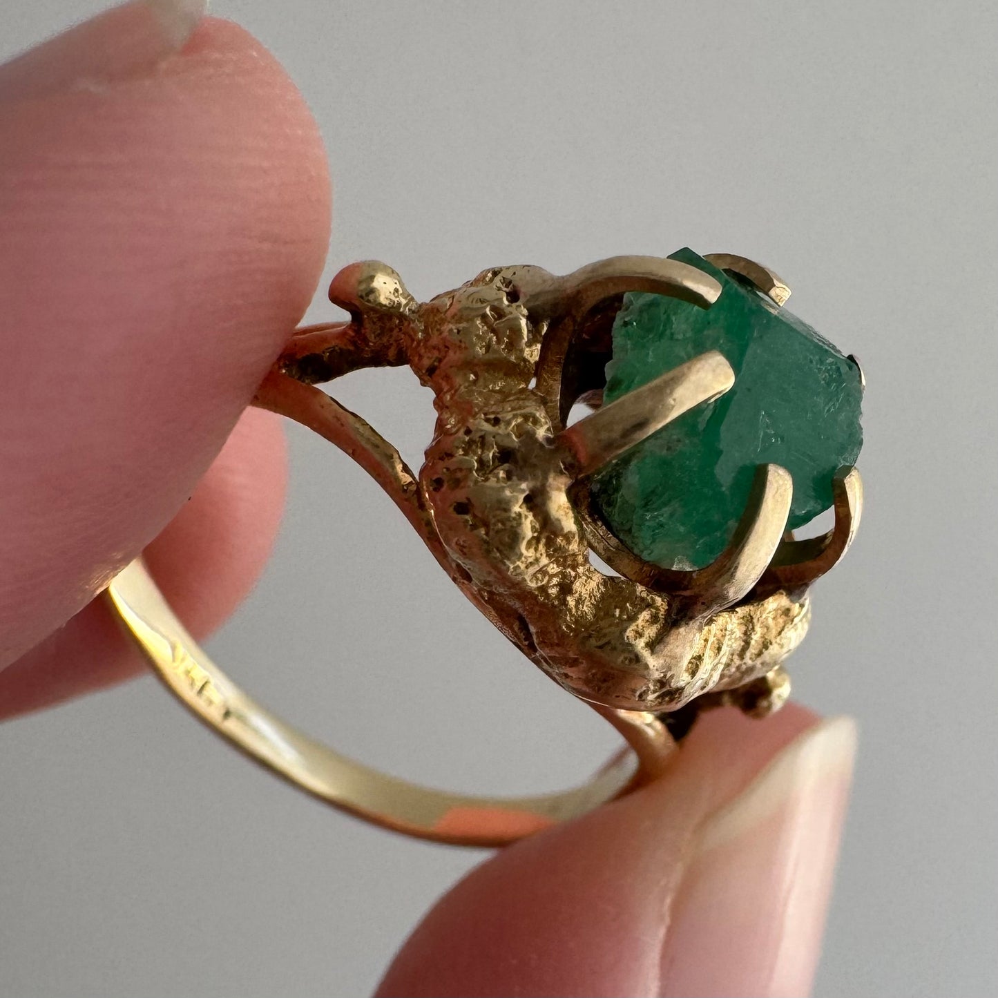 V I N T A G E // brutalist bloom / 14k and raw emerald floral solitaire ring / size 6