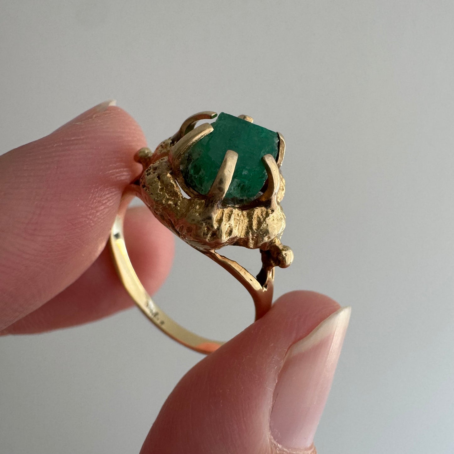 V I N T A G E // brutalist bloom / 14k and raw emerald floral solitaire ring / size 6