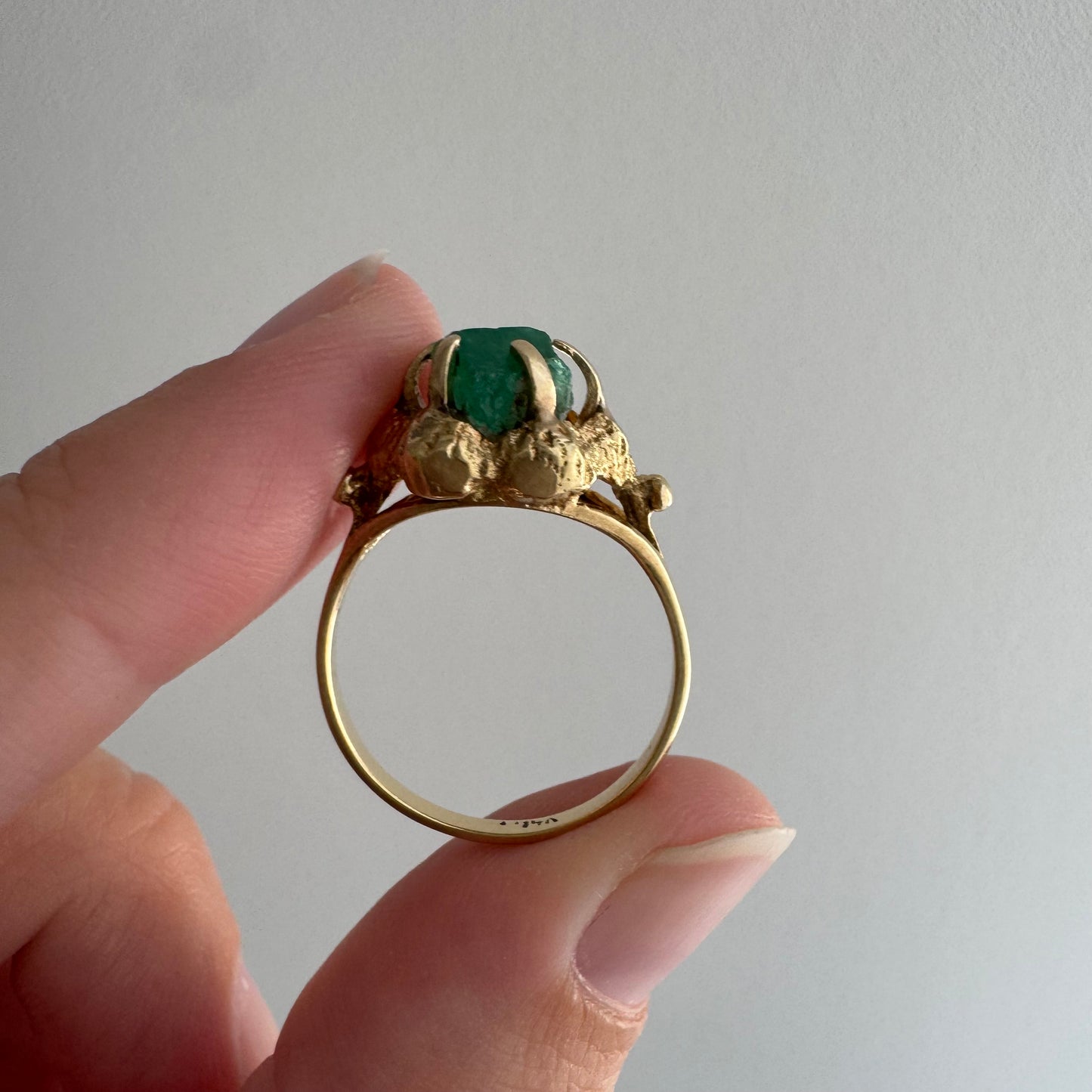 V I N T A G E // brutalist bloom / 14k and raw emerald floral solitaire ring / size 6