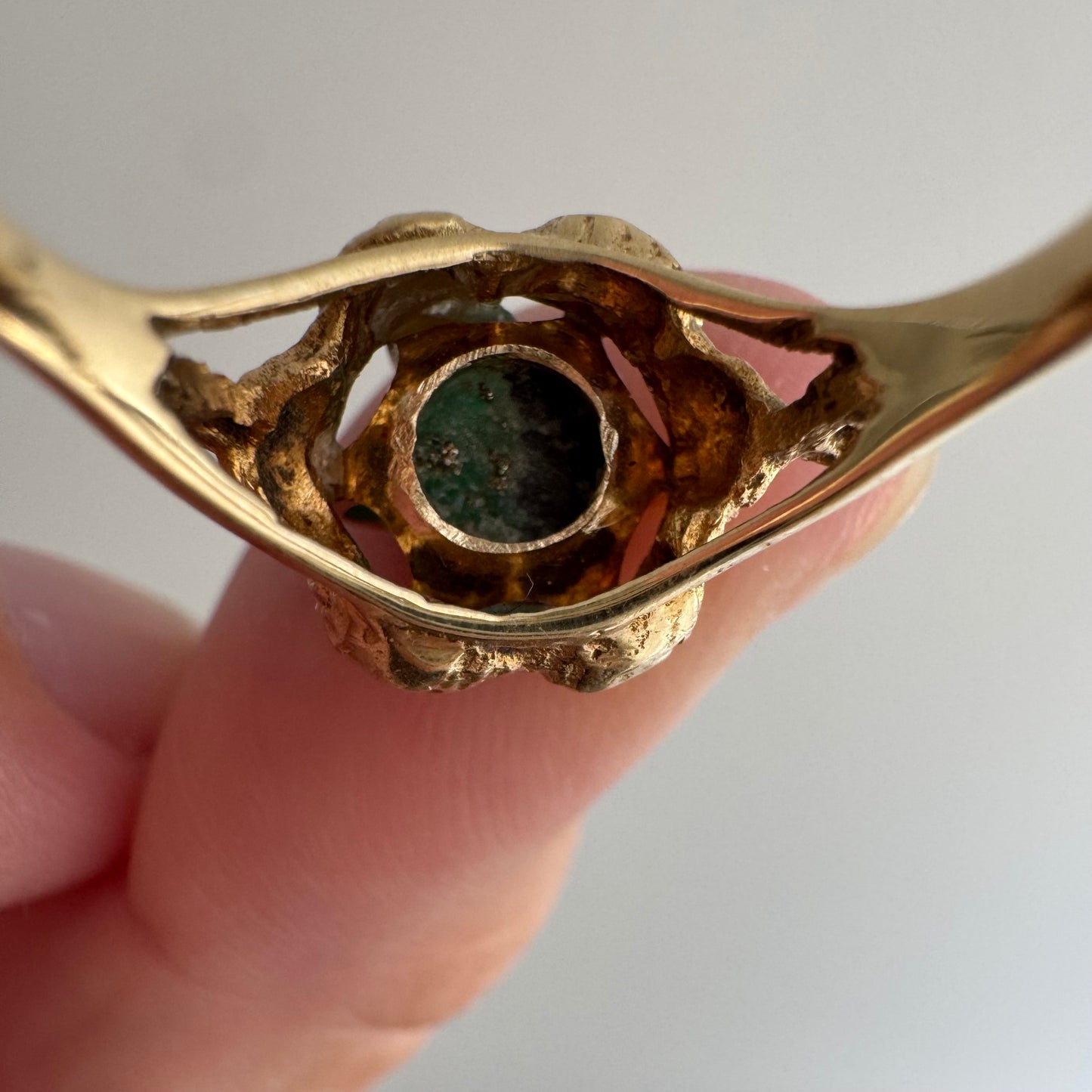 V I N T A G E // brutalist bloom / 14k and raw emerald floral solitaire ring / size 6