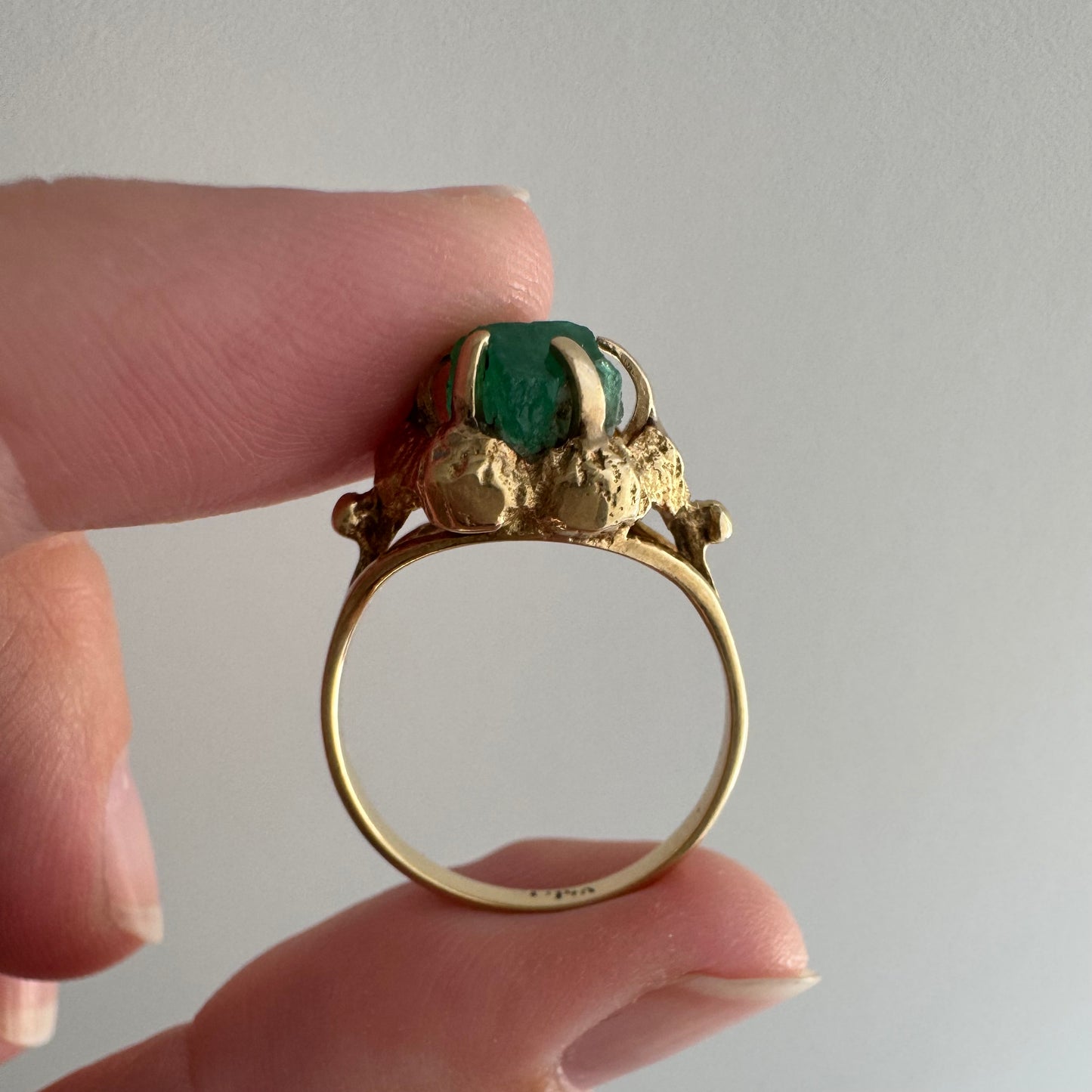 V I N T A G E // brutalist bloom / 14k and raw emerald floral solitaire ring / size 6