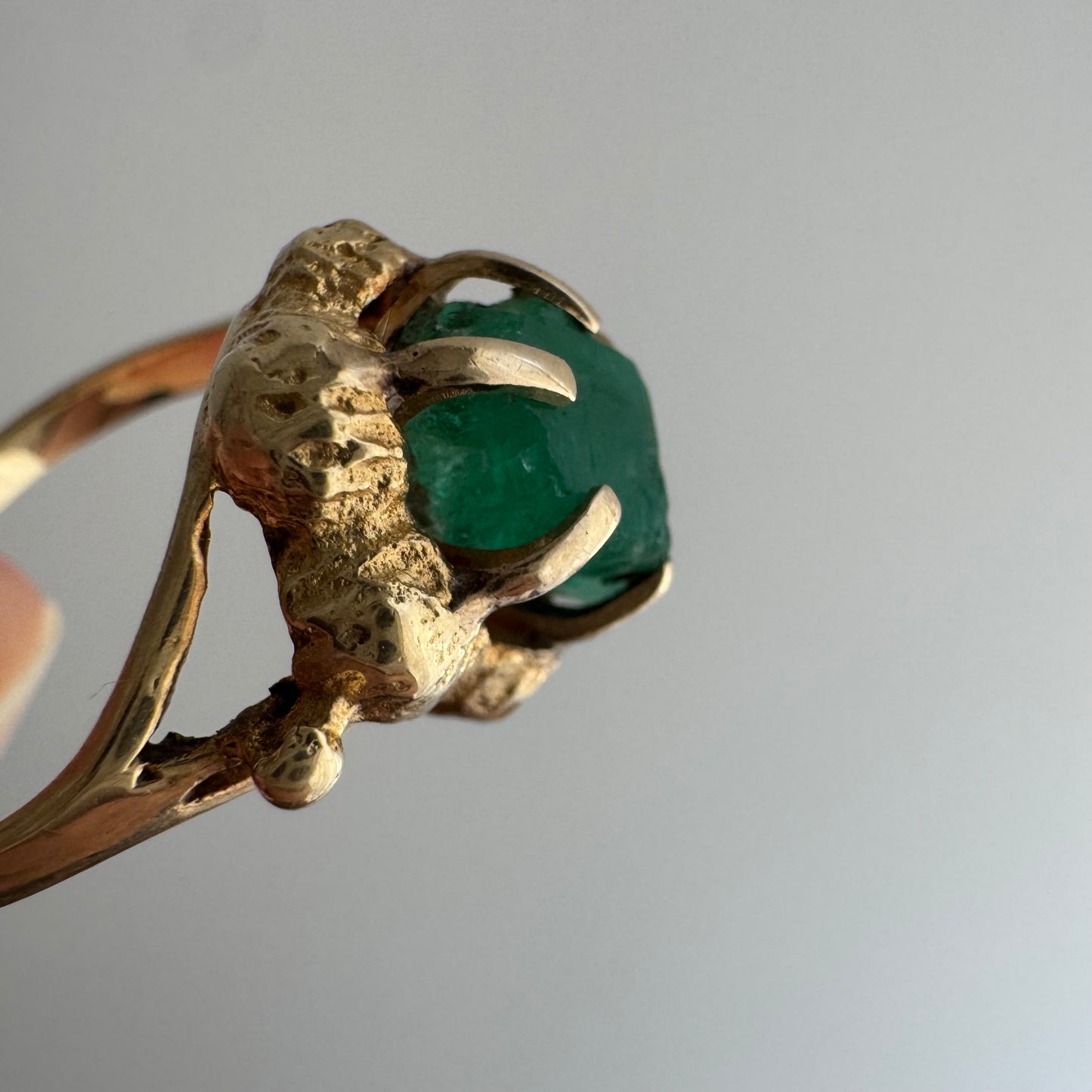 V I N T A G E // brutalist bloom / 14k and raw emerald floral solitaire ring / size 6