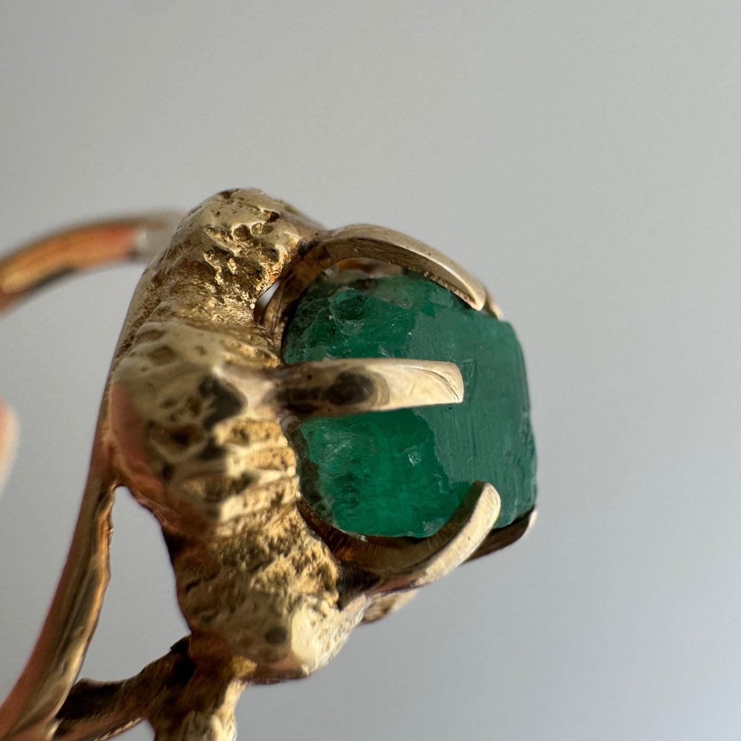 V I N T A G E // brutalist bloom / 14k and raw emerald floral solitaire ring / size 6