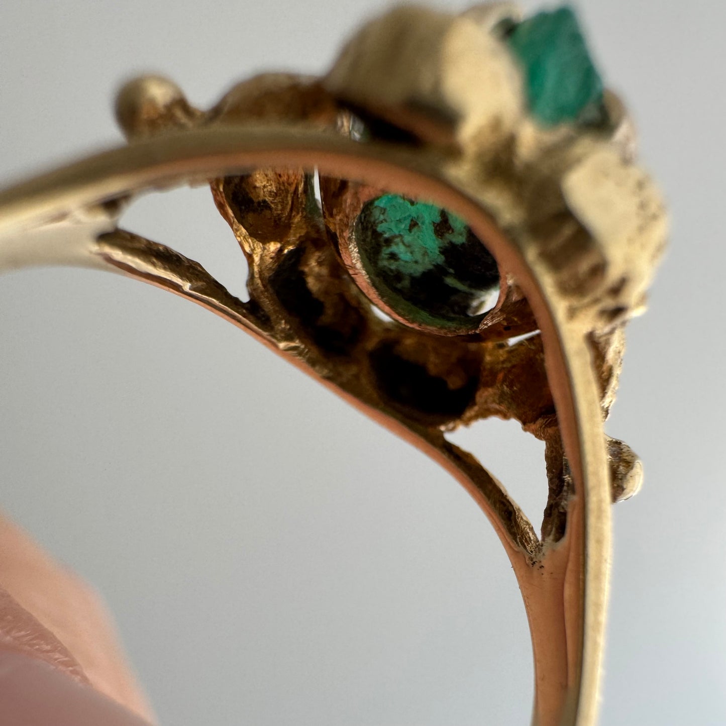 V I N T A G E // brutalist bloom / 14k and raw emerald floral solitaire ring / size 6