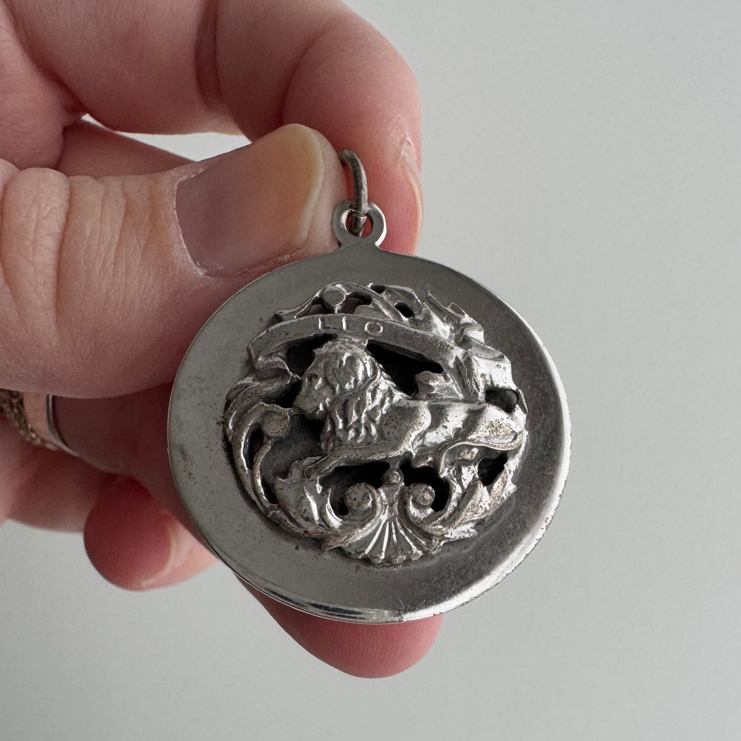 V I N T A G E // Felchcraft Leo / mid century sterling silver Leo zodiac / a pendant