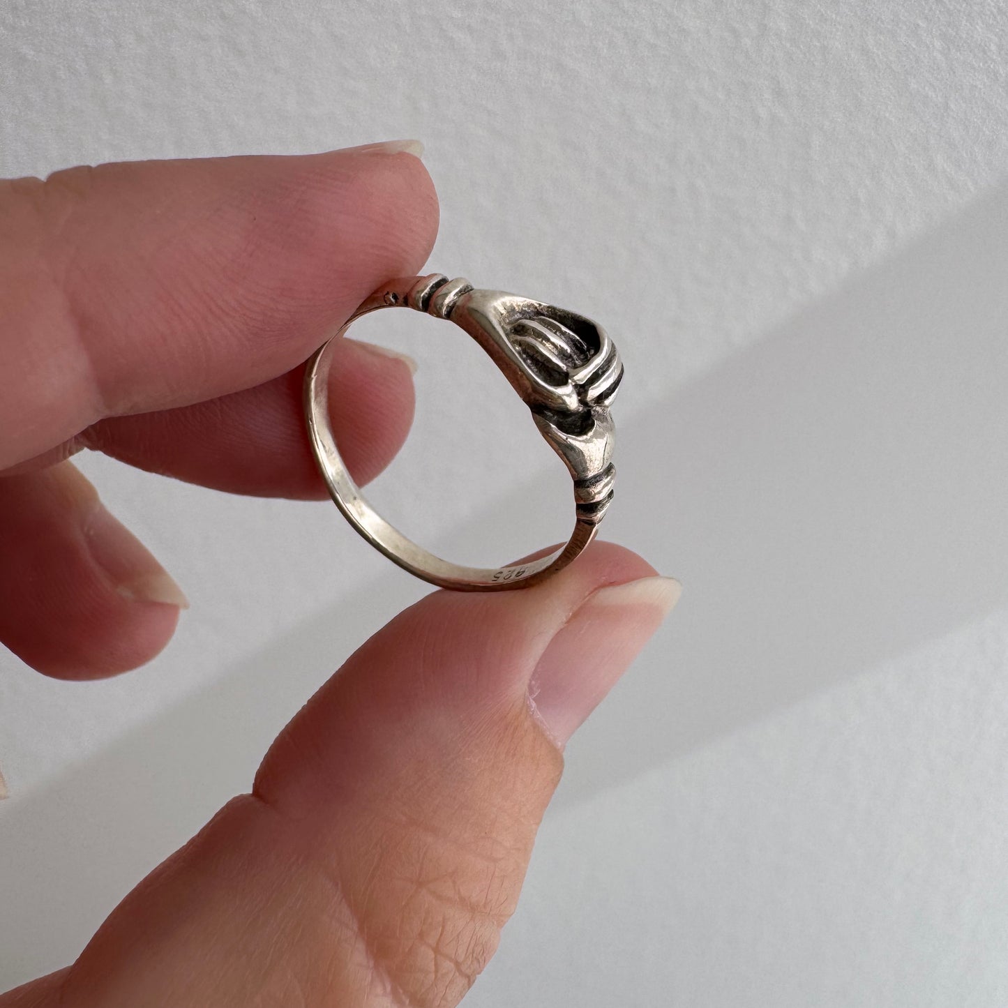 [short term listing] V I N T A G E // hand in hand / sterling silver clasped handshake ring / size 8.25