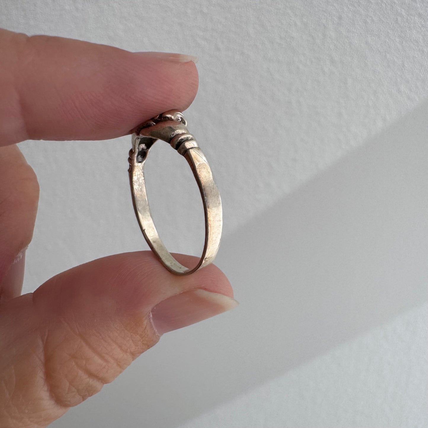 [short term listing] V I N T A G E // hand in hand / sterling silver clasped handshake ring / size 8.25