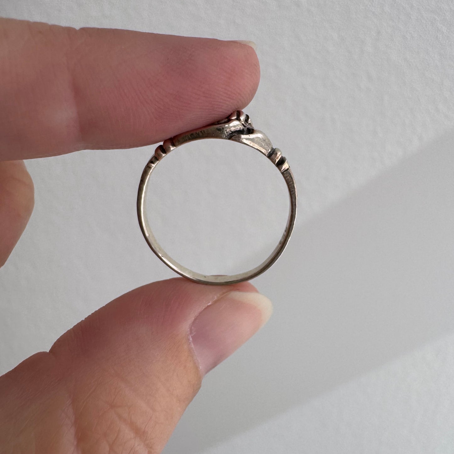 [short term listing] V I N T A G E // hand in hand / sterling silver clasped handshake ring / size 8.25
