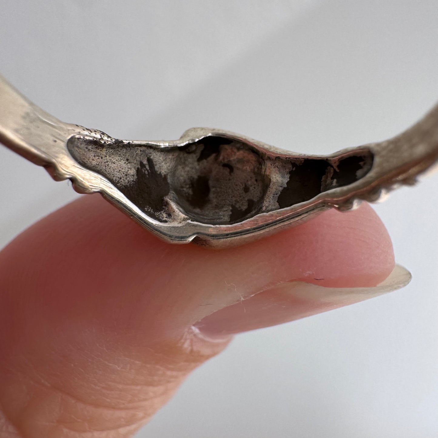 [short term listing] V I N T A G E // hand in hand / sterling silver clasped handshake ring / size 8.25