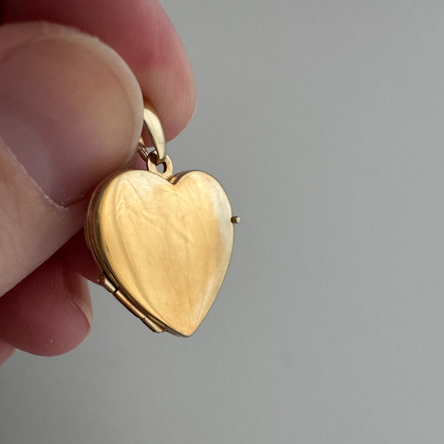 V I N T A G E // simple love / 14k gold flat heart shaped locket / a pendant