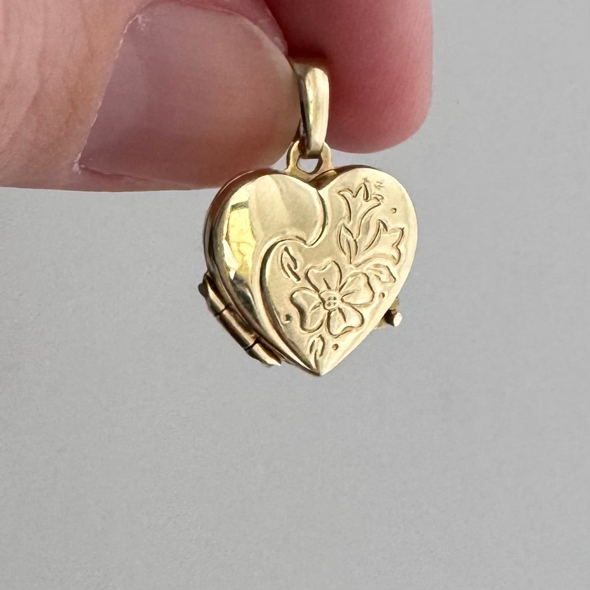 V I N T A G E // garden memories / 14k gold flat heart shaped locket / a pendant