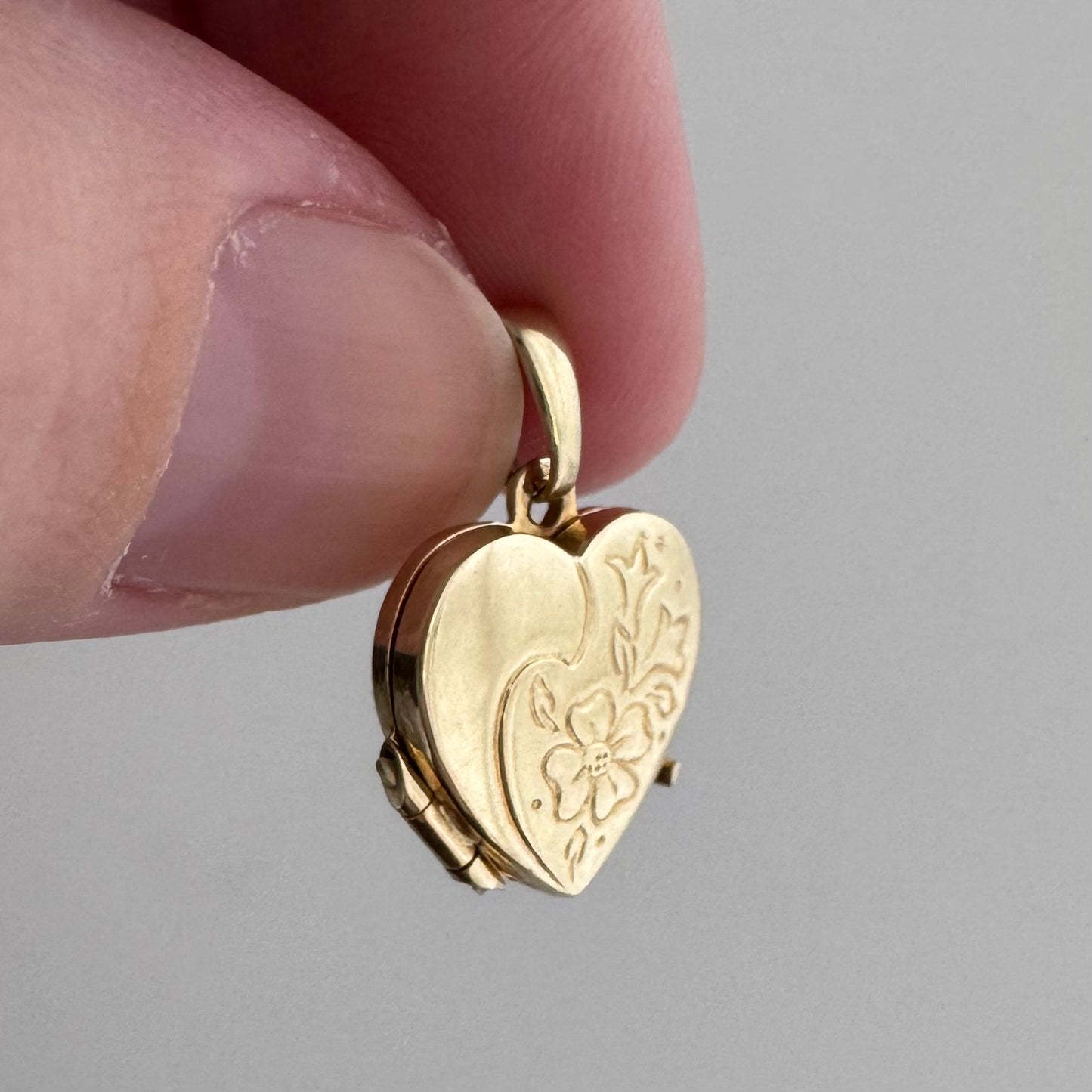 V I N T A G E // garden memories / 14k gold flat heart shaped locket / a pendant