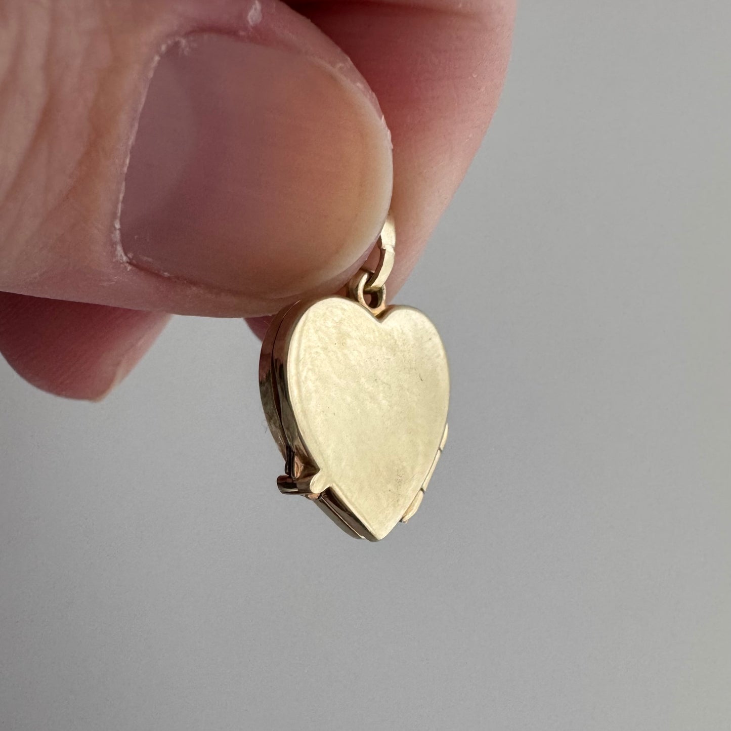 V I N T A G E // garden memories / 14k gold flat heart shaped locket / a pendant